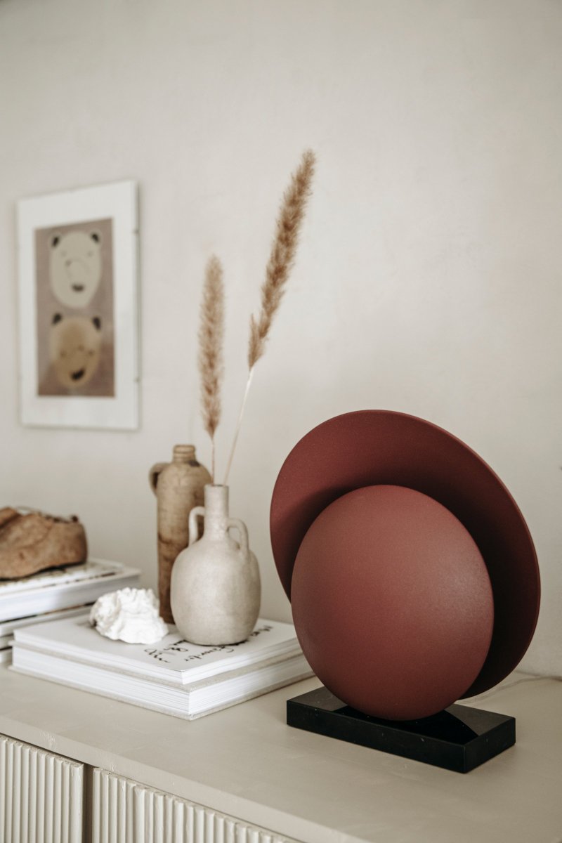 Orbit 32cm Bordeaux lampe de table De Globen Lighting - Les abat-jour en m&eacute;tal ont une structure int&eacute;ressante gr&acirc;ce &agrave; un rev&ecirc;tement en poudre mat de couleur brun rouge&acirc;tre (brun ch&acirc;tain), qui est combin&eacute; &agrave; une base luxueuse en marbre noir massif, leur donnant une expression &eacute;l&eacute;gante.