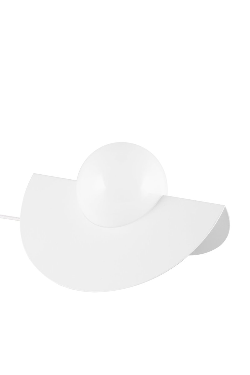 Roccia 17cm Blanc lampe de table De Globen Lighting - La lampe est dot&eacute;e d'un c&acirc;ble textile blanc de 200 cm de long avec interrupteur et prise.