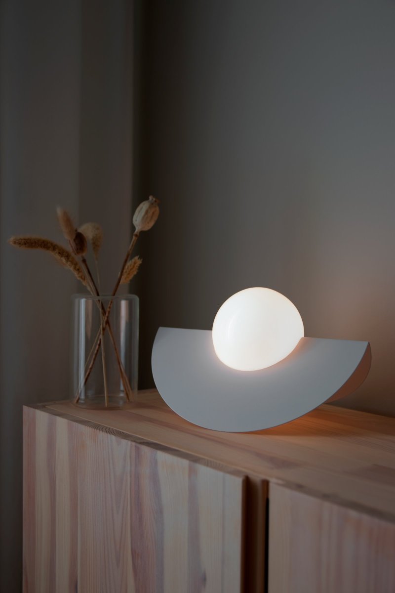 Roccia 17cm Blanc lampe de table De Globen Lighting - La lampe est dot&eacute;e d'un c&acirc;ble textile blanc de 200 cm de long avec interrupteur et prise.