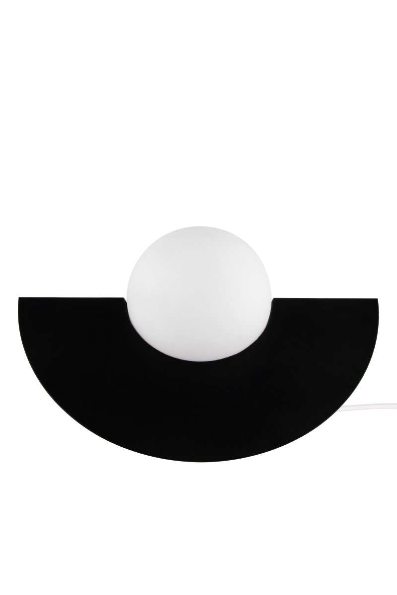 Roccia 17cm Noir lampe de table De Globen Lighting - Roccia est une lampe facile &agrave; placer et compacte, parfaite pour le bureau ou la biblioth&egrave;que.