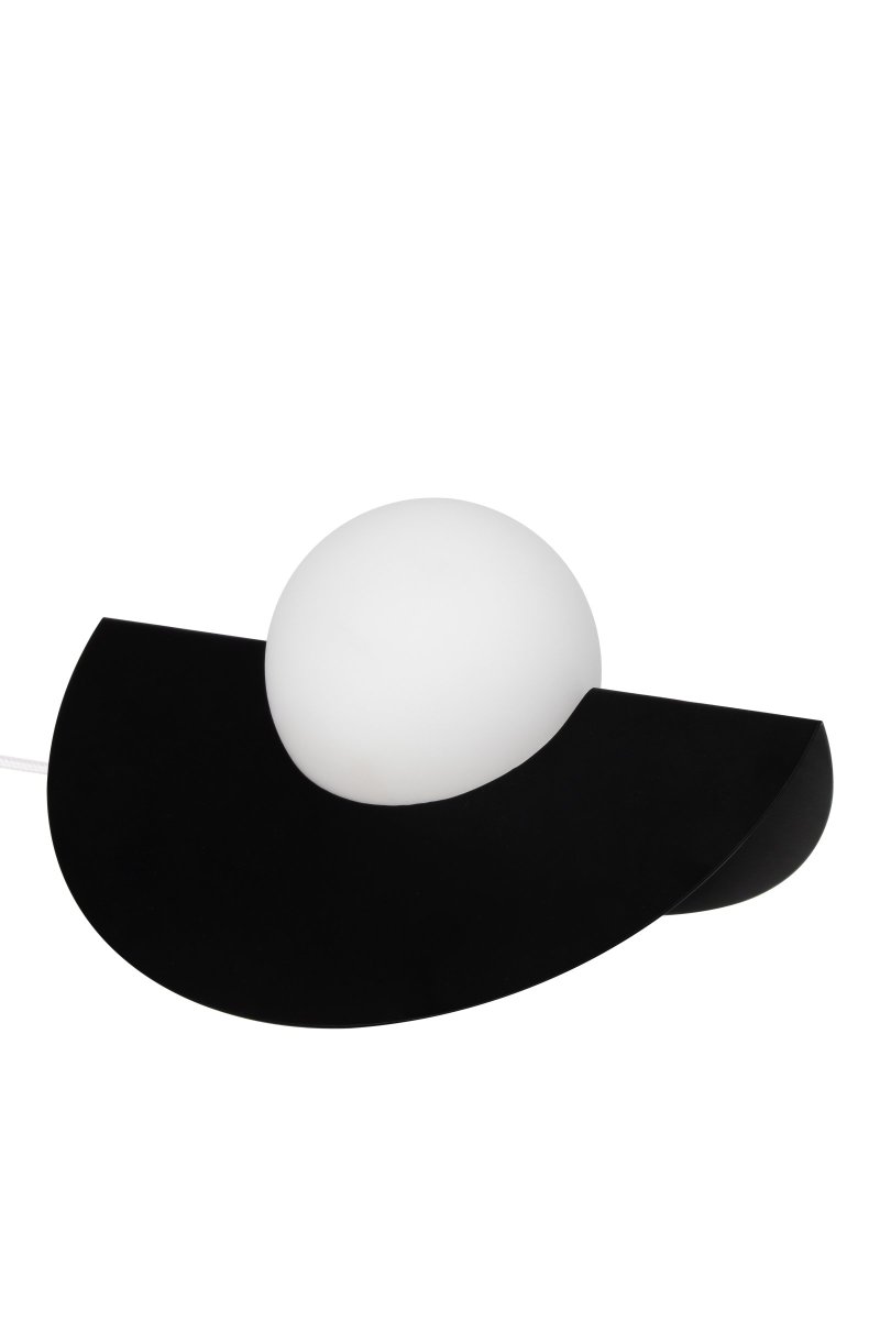 Roccia 17cm Noir lampe de table De Globen Lighting - Roccia est une lampe facile &agrave; placer et compacte, parfaite pour le bureau ou la biblioth&egrave;que.