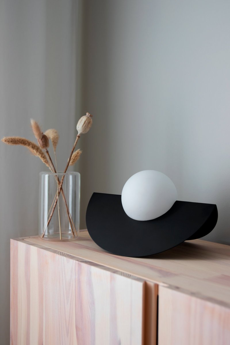 Roccia 17cm Noir lampe de table De Globen Lighting - Roccia est une lampe facile &agrave; placer et compacte, parfaite pour le bureau ou la biblioth&egrave;que.