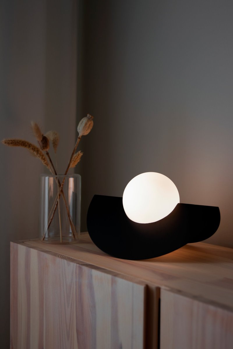 Roccia 17cm Noir lampe de table De Globen Lighting - Roccia est une lampe facile &agrave; placer et compacte, parfaite pour le bureau ou la biblioth&egrave;que.