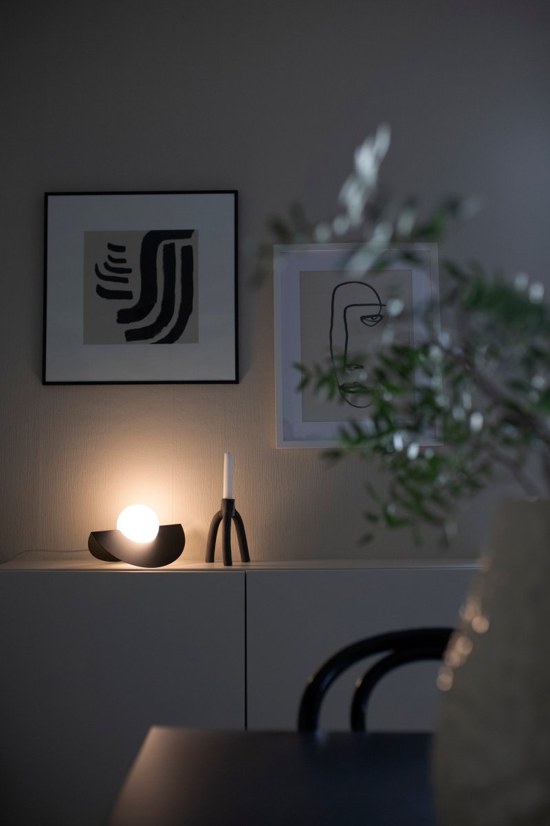Roccia 17cm Noir lampe de table De Globen Lighting - Roccia est une lampe facile &agrave; placer et compacte, parfaite pour le bureau ou la biblioth&egrave;que.