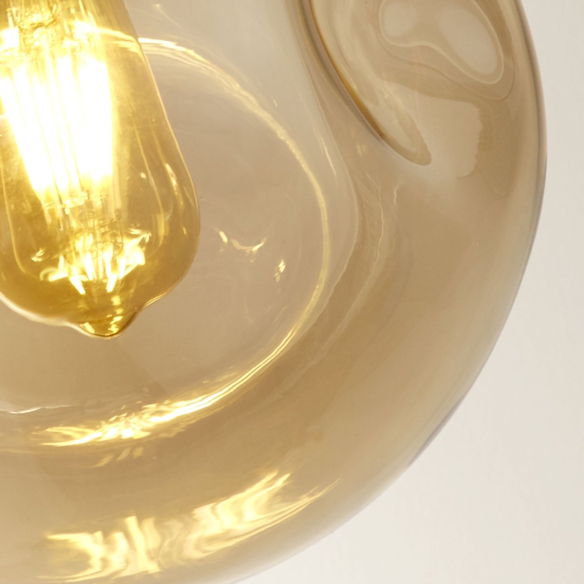 Punch Ø25 Champagne suspension De Searchlight - Pour un rendu harmonieux, il est conseillé d'installer plusieurs luminaires en ligne au-dessus de la cuisine ou de la table à manger.
