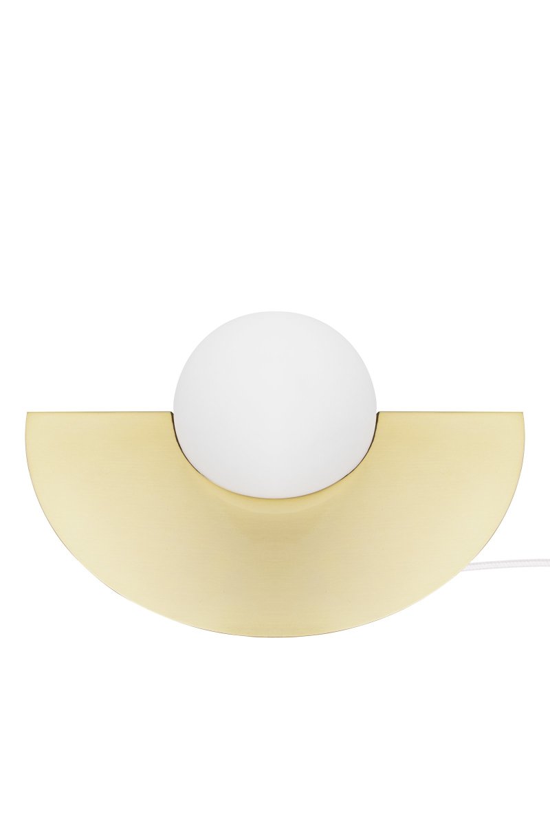 Roccia 17cm Laiton brossé lampe de table De Globen Lighting - Roccia est une lampe facile à placer et compacte, parfaite pour le bureau ou la bibliothèque.