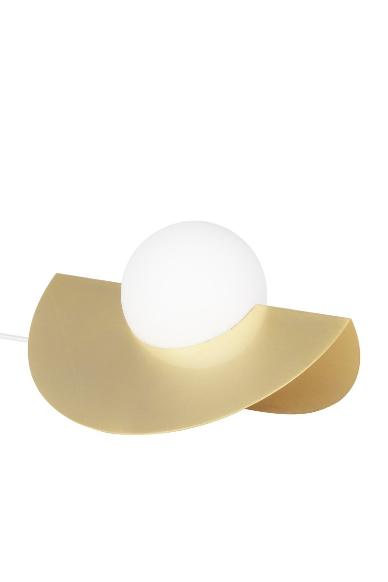 Roccia 17cm Laiton brossé lampe de table De Globen Lighting - Roccia est une lampe facile à placer et compacte, parfaite pour le bureau ou la bibliothèque.