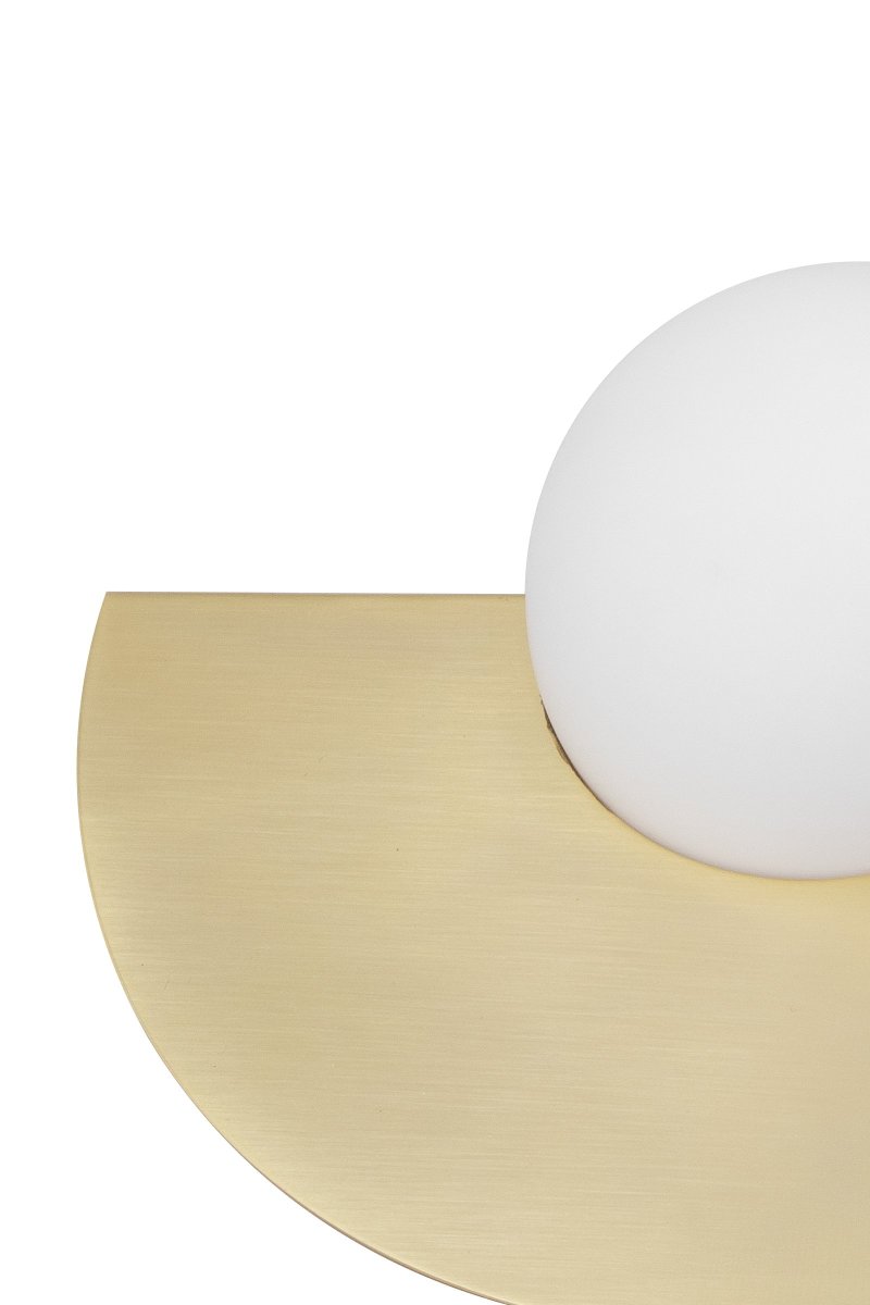 Roccia 17cm Laiton brossé lampe de table De Globen Lighting - Roccia est une lampe facile à placer et compacte, parfaite pour le bureau ou la bibliothèque.