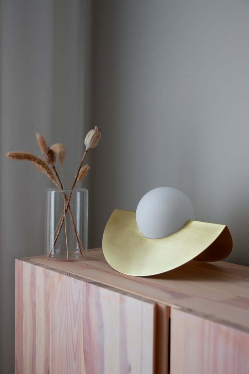 Roccia 17cm Laiton brossé lampe de table De Globen Lighting - Roccia est une lampe facile à placer et compacte, parfaite pour le bureau ou la bibliothèque.