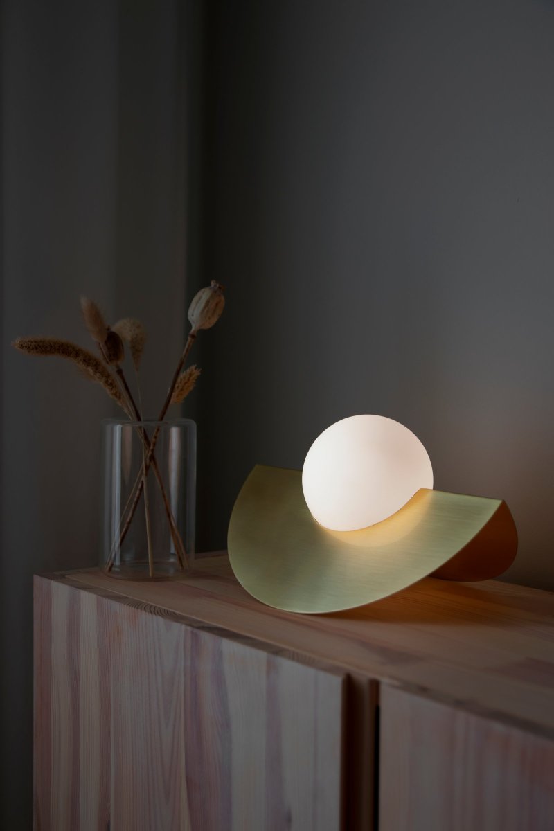 Roccia 17cm Laiton brossé lampe de table De Globen Lighting - Roccia est une lampe facile à placer et compacte, parfaite pour le bureau ou la bibliothèque.