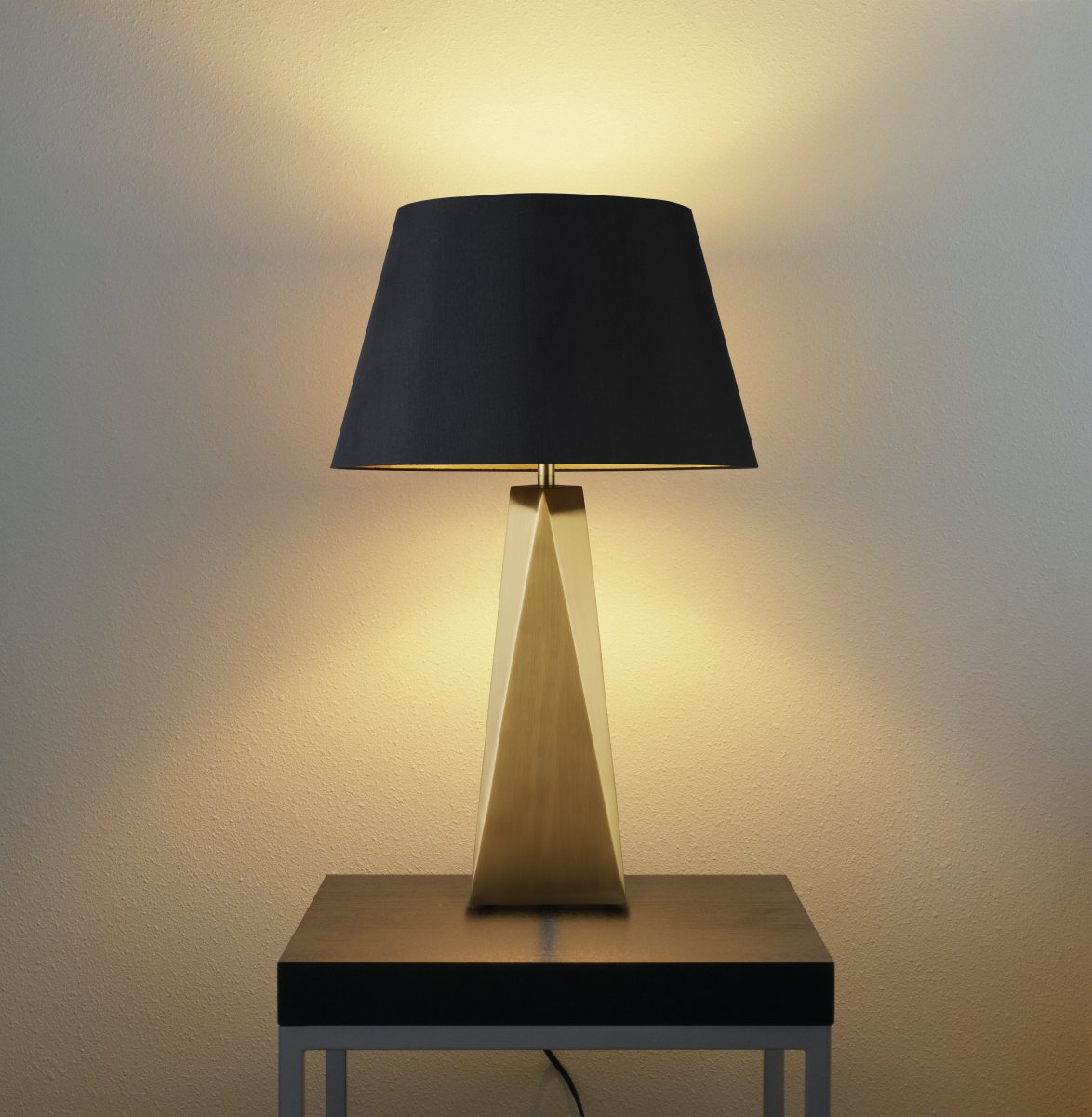 Maldon 58cm Or lampe de table De Searchlight - La base prismatique de couleur dorée est finie avec un abat-jour noir moderne avec un intérieur de couleur dorée et ajoute une touche de glamour à votre maison.