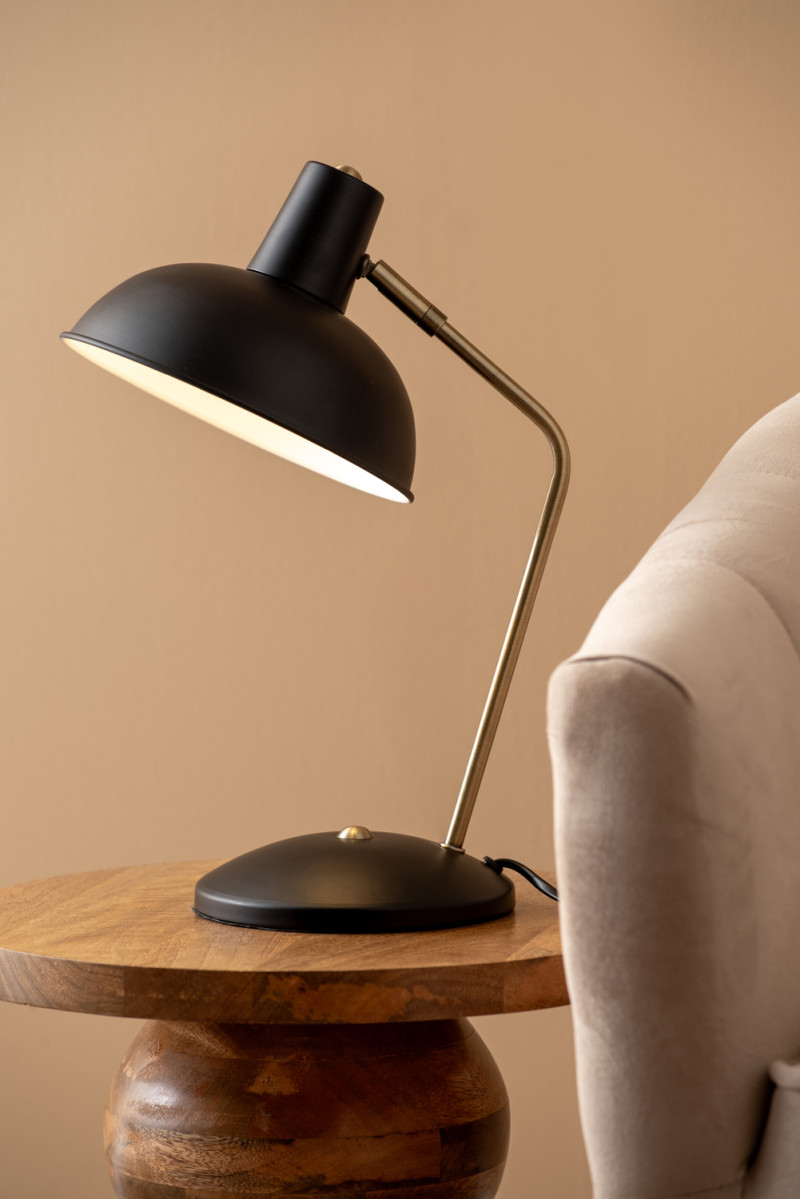 Hood 38cm Noir lampe de bureau De Leitmotiv - La lampe trouve parfaitement sa place sur un bureau ou une table de chevet et sert &agrave; la fois de source de lumi&egrave;re pratique et d'&eacute;l&eacute;ment d&eacute;coratif raffin&eacute;.