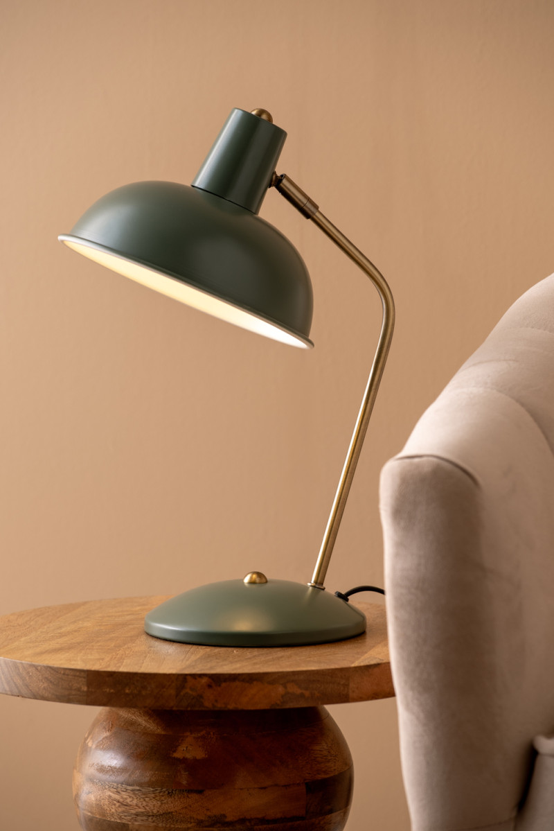 Hood 38cm Vert lampe de bureau De Leitmotiv - Parfaite sur un bureau ou une table de chevet, elle sert &agrave; la fois de source de lumi&egrave;re pratique et d'&eacute;l&eacute;ment d&eacute;coratif raffin&eacute;.