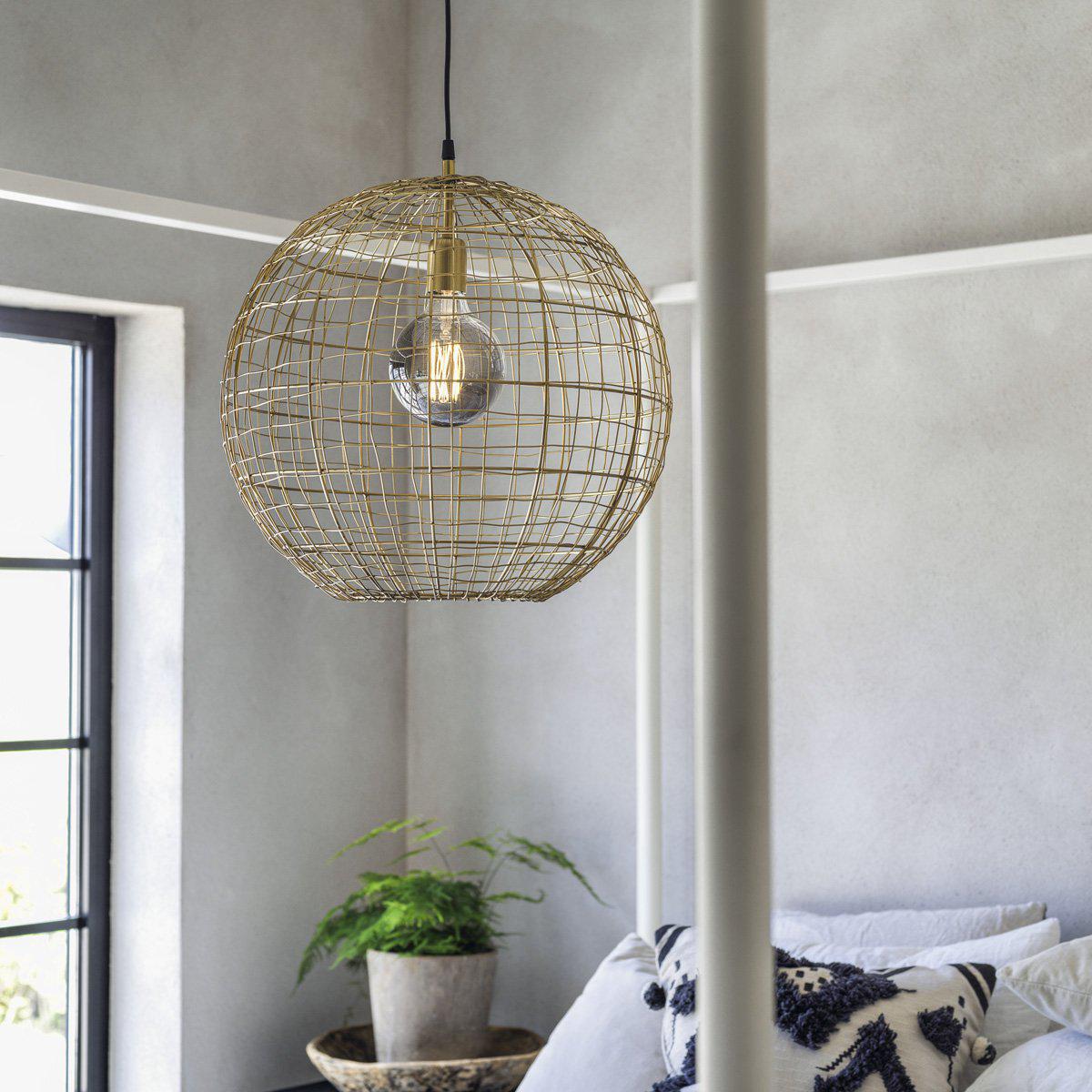 Corby Ø46 Or suspension De PR Home - Câble de 1,6 m de long avec rosace de plafond de la même couleur que la lampe.