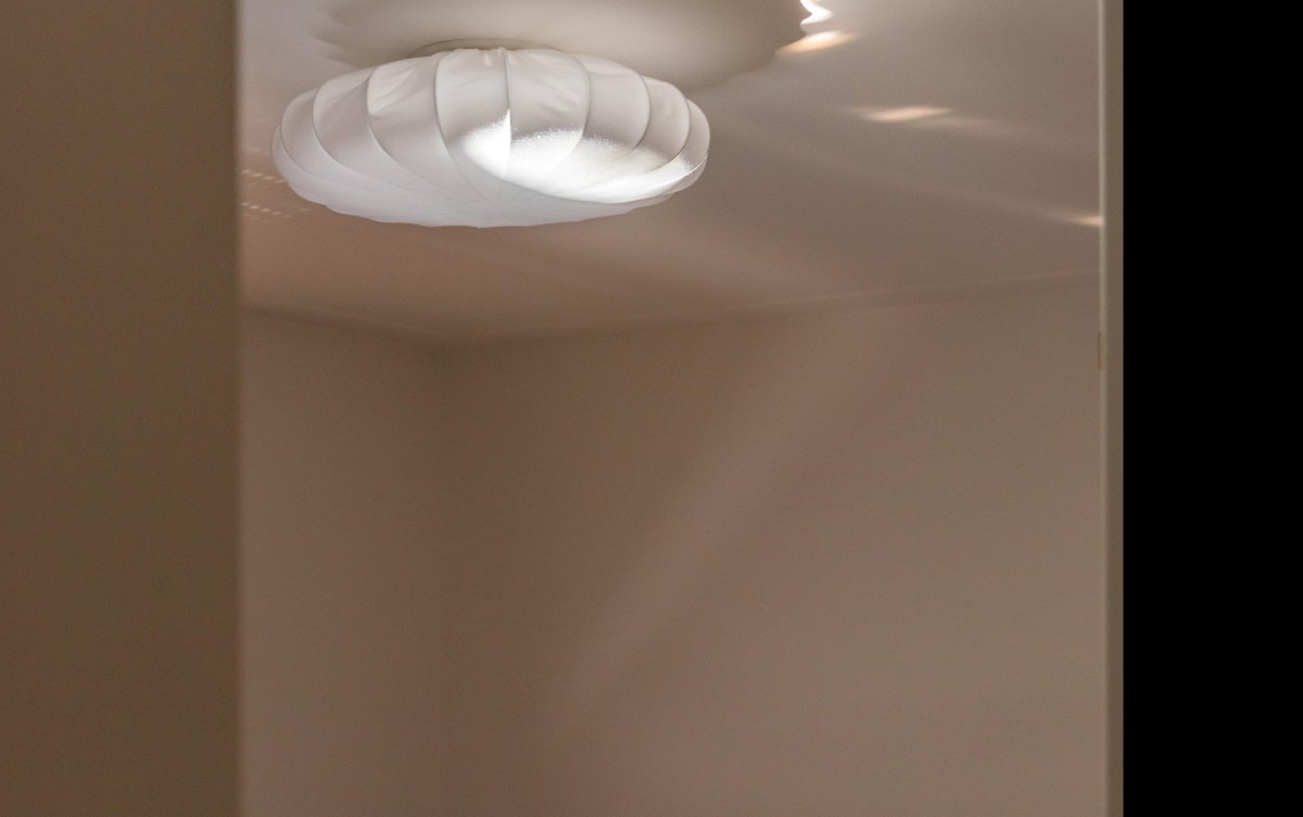 Franza Ø42 Blanc plafonnier De PR Home - Idéal pour les chambres, les salons ou les couloirs, il allie un éclairage fonctionnel à un design naturel et harmonieux.