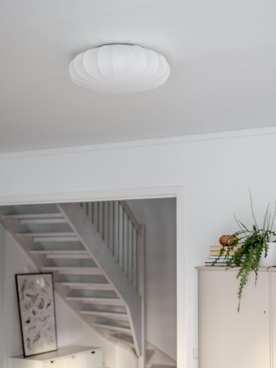 Franza Ø42 Blanc plafonnier De PR Home - Idéal pour les chambres, les salons ou les couloirs, il allie un éclairage fonctionnel à un design naturel et harmonieux.