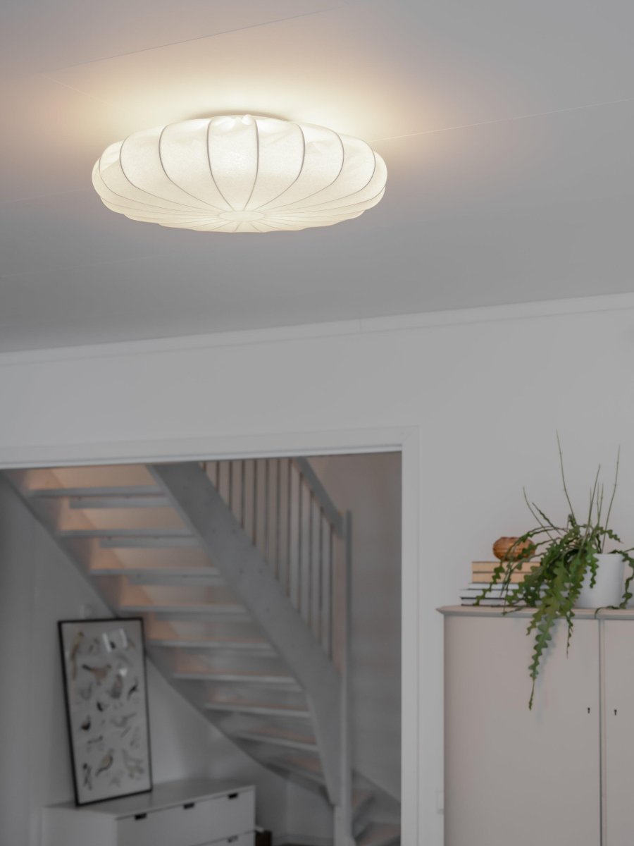 Franza Ø56 Blanc plafonnier De PR Home - Idéal pour les chambres, les salons ou les couloirs, il allie un éclairage fonctionnel à un design naturel et harmonieux.
