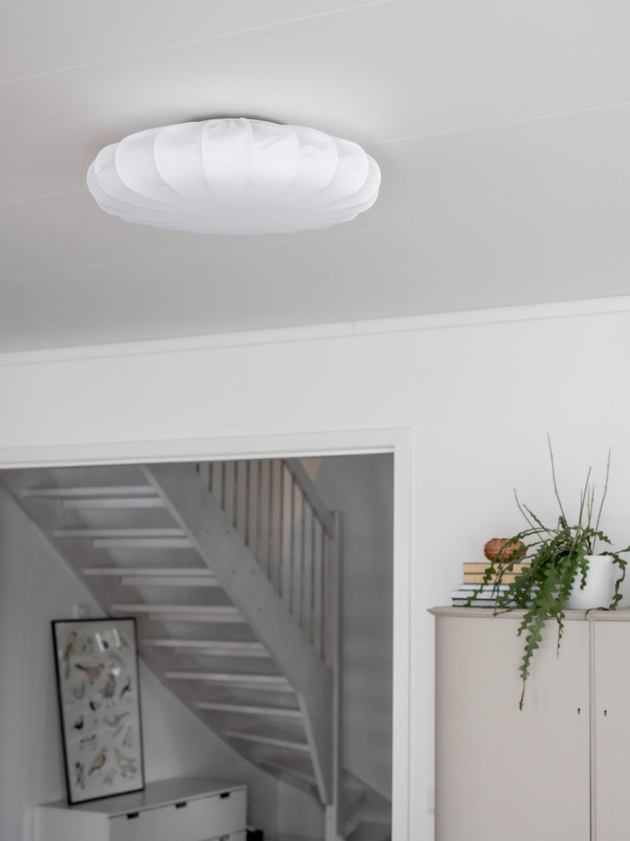 Franza Ø56 Blanc plafonnier De PR Home - Idéal pour les chambres, les salons ou les couloirs, il allie un éclairage fonctionnel à un design naturel et harmonieux.