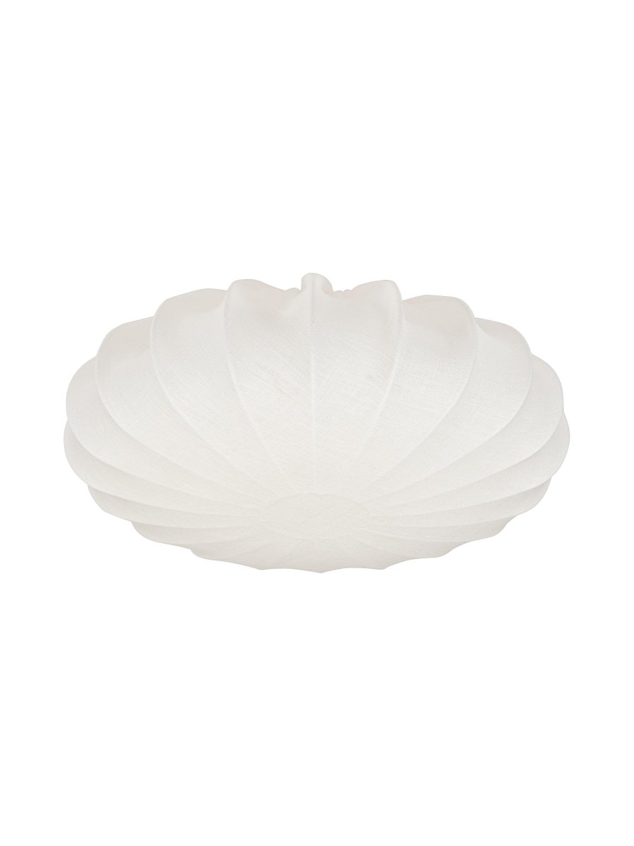 Linne Ø56 Blanc cassé plafonnier De PR Home - Sa couleur blanc crème et sa forme légèrement plissée lui confèrent une allure aérienne et harmonieuse, tandis que le tissu diffuse une lumière douce et agréable dans toute la pièce.