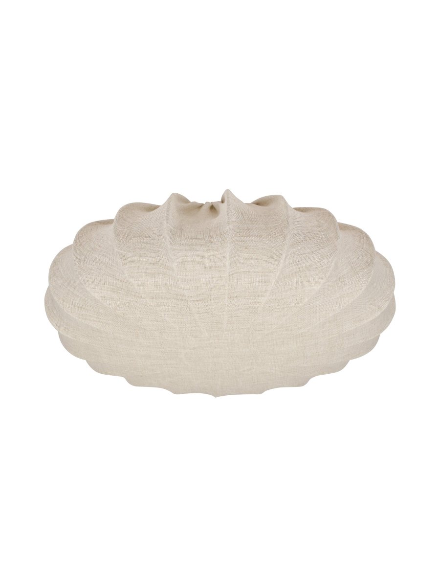 Linne Ø56 Beige plafonnier De PR Home - Sa couleur beige et sa forme légèrement plissée lui confèrent une allure aérienne et harmonieuse, tandis que le tissu diffuse une lumière douce et agréable dans toute la pièce.