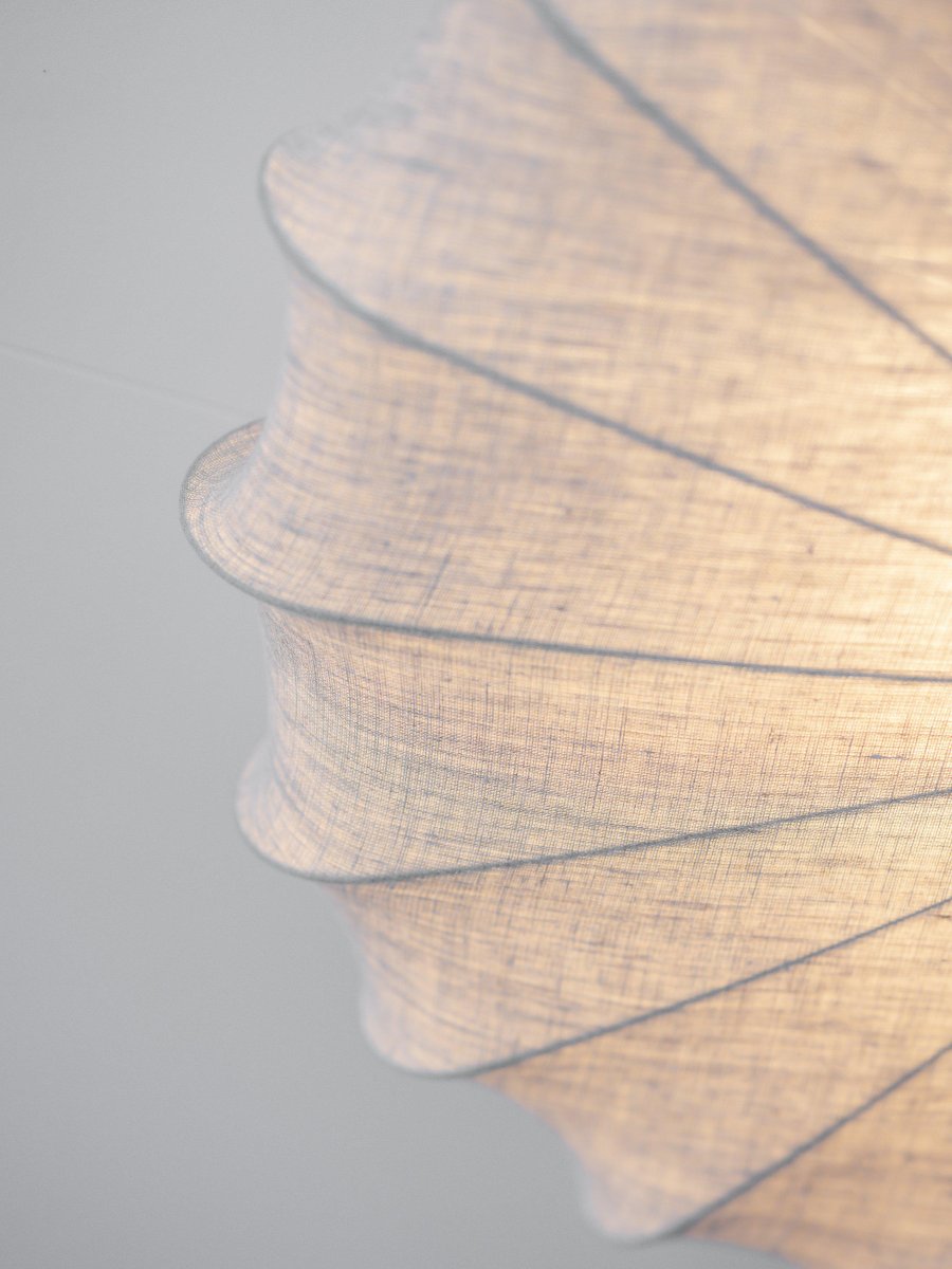 Linne Ø56 Beige plafonnier De PR Home - Sa couleur beige et sa forme légèrement plissée lui confèrent une allure aérienne et harmonieuse, tandis que le tissu diffuse une lumière douce et agréable dans toute la pièce.