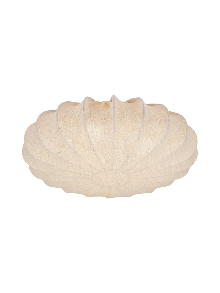 Linne Ø56 Beige plafonnier De PR Home - Sa couleur beige et sa forme légèrement plissée lui confèrent une allure aérienne et harmonieuse, tandis que le tissu diffuse une lumière douce et agréable dans toute la pièce.