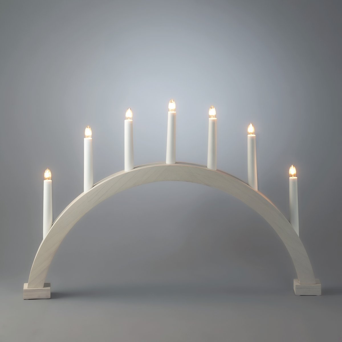 Arch 7 Lights Blanc De Konstsmide - Elle est fournie avec un c&acirc;ble de 1,7 m, un interrupteur marche/arr&ecirc;t et une prise.