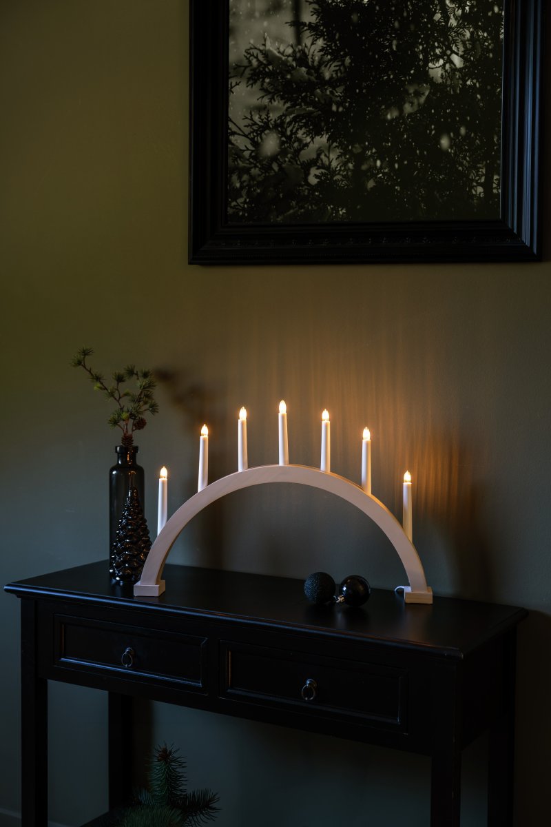 Arch 7 Lights Blanc De Konstsmide - Elle est fournie avec un c&acirc;ble de 1,7 m, un interrupteur marche/arr&ecirc;t et une prise.