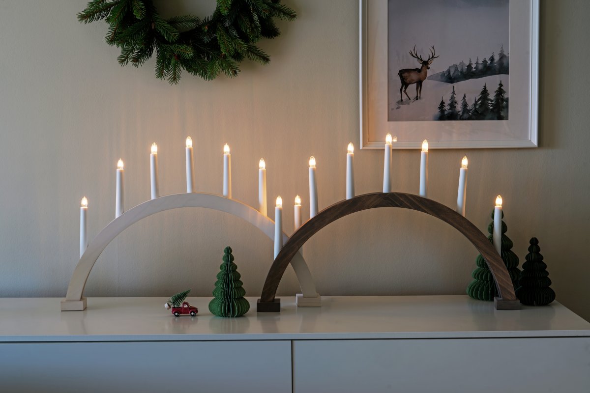 Arch 7 Lights Blanc De Konstsmide - Elle est fournie avec un c&acirc;ble de 1,7 m, un interrupteur marche/arr&ecirc;t et une prise.