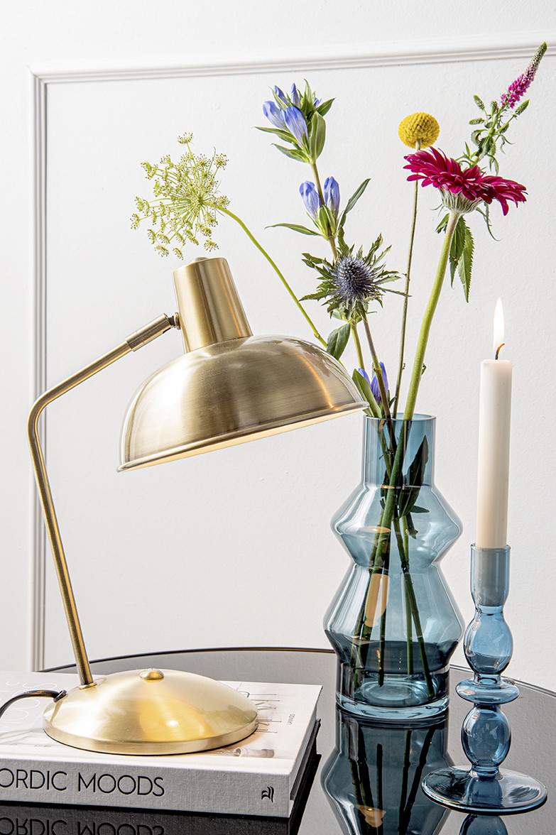 Hood 38cm Laiton antique lampe de bureau De Leitmotiv - La lampe trouve parfaitement sa place sur un bureau ou une table de chevet et sert à la fois de source de lumière pratique et d'élément décoratif raffiné.