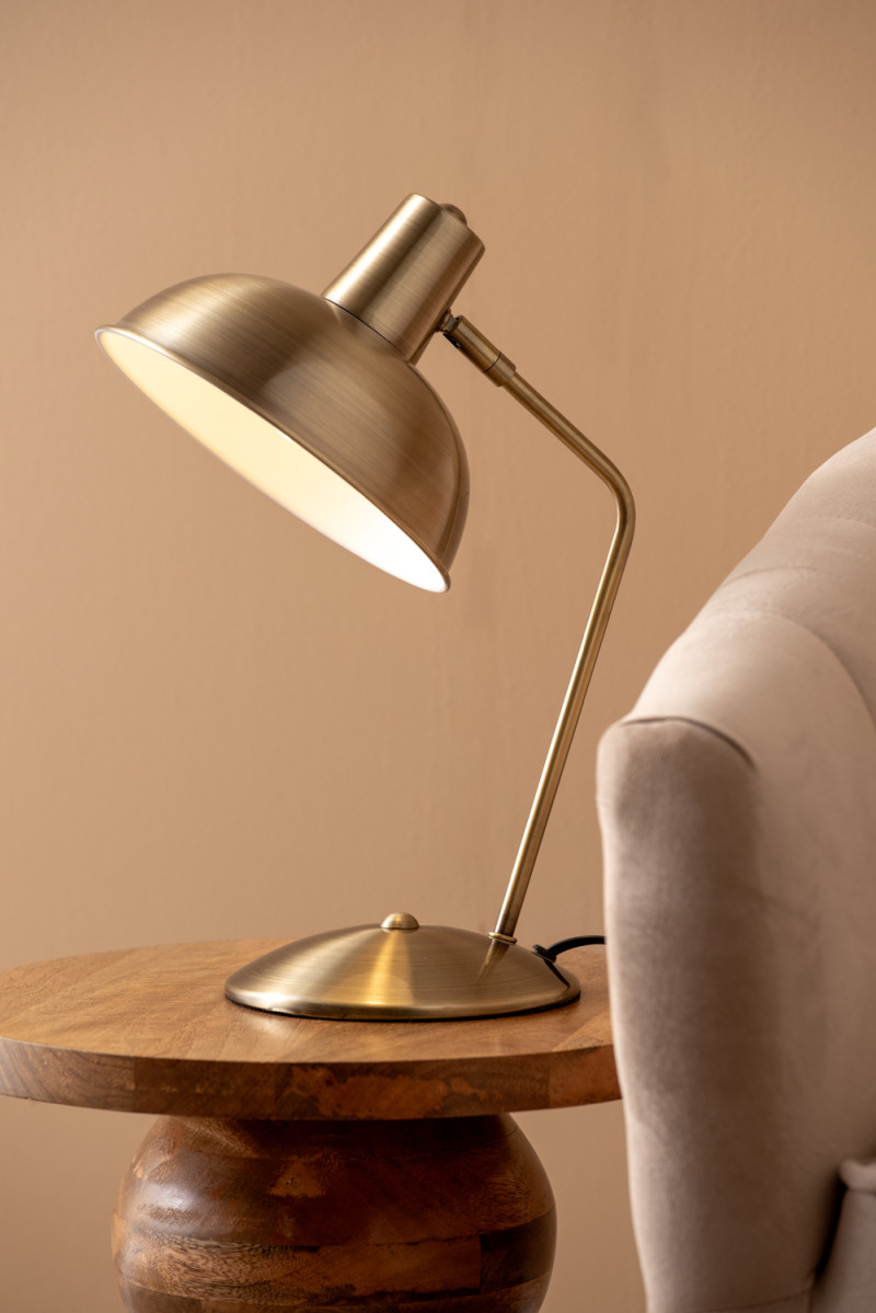 Hood 38cm Laiton antique lampe de bureau De Leitmotiv - La lampe trouve parfaitement sa place sur un bureau ou une table de chevet et sert à la fois de source de lumière pratique et d'élément décoratif raffiné.