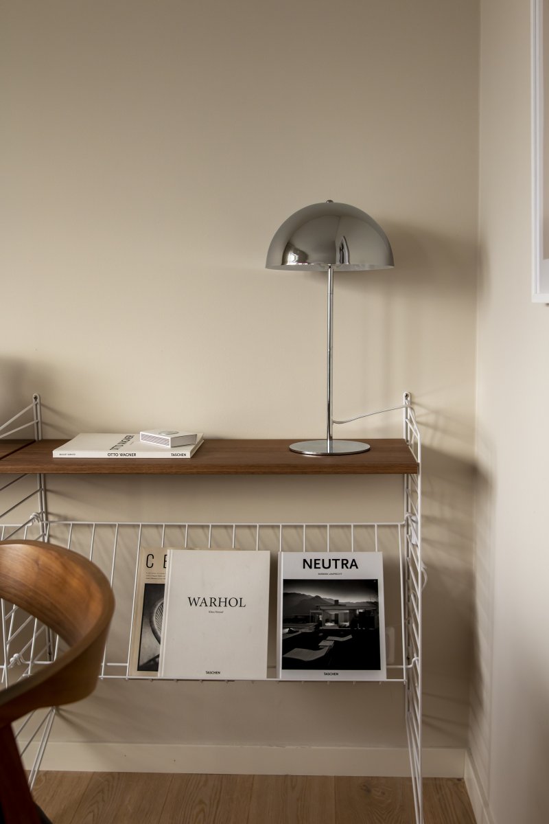 Icon 48cm Chrome lampe de table De Globen Lighting - Il s'agit d'une version plus grande de la s&eacute;rie de lampes de table Icon.
