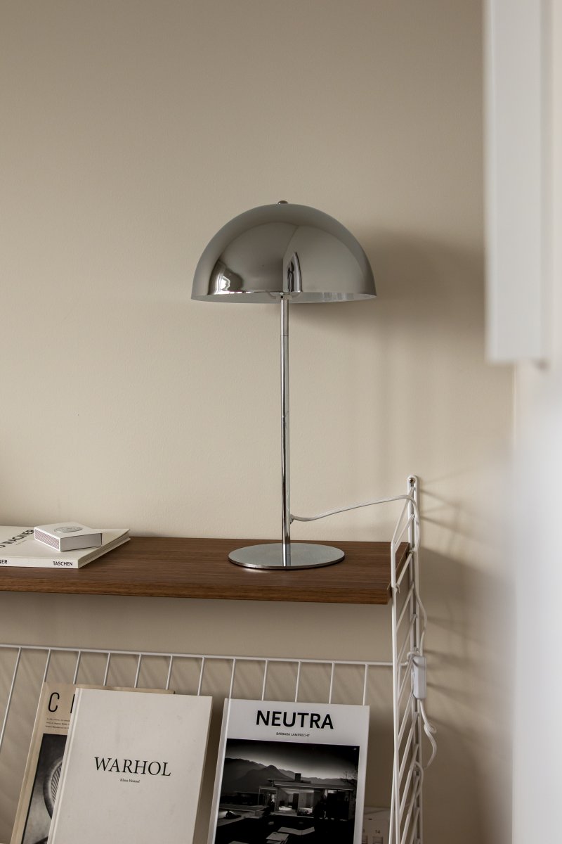 Icon 48cm Chrome lampe de table De Globen Lighting - Il s'agit d'une version plus grande de la s&eacute;rie de lampes de table Icon.