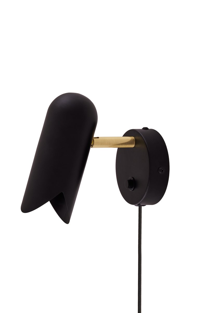 Savoy 15cm Noir lampe de lecture De Globen Lighting - Savoy est une applique murale élégante en fer, avec une finition noire mate et de jolis détails dorés.