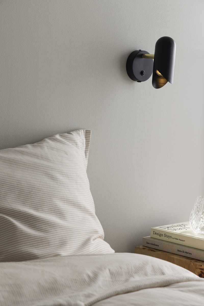 Savoy 15cm Noir lampe de lecture De Globen Lighting - Savoy est une applique murale élégante en fer, avec une finition noire mate et de jolis détails dorés.