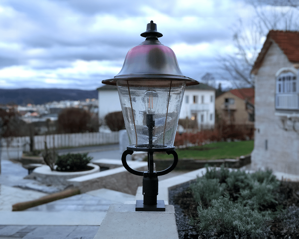 Rosendal 85cm Cuivre oxydé De Westal - Le couvercle de la lampe est en cuivre tourné sous pression, ce qui lui confère une belle patine foncée.