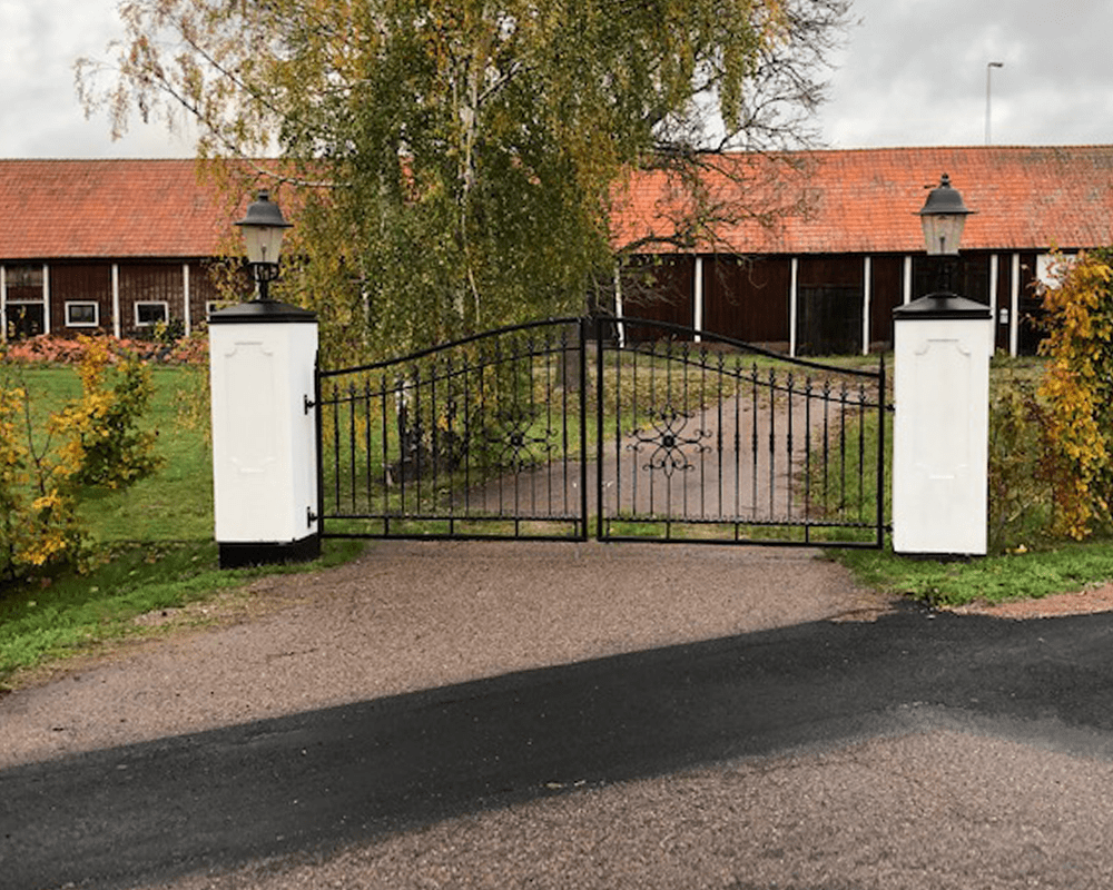 Rosendal 85cm Cuivre oxydé De Westal - Le couvercle de la lampe est en cuivre tourné sous pression, ce qui lui confère une belle patine foncée.
