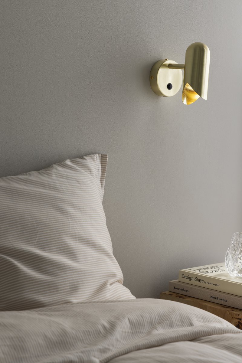Savoy 15cm Laiton lampe de lecture De Globen Lighting - L'interrupteur est élégamment intégré au support mural, et la lampe peut également être fixée de façon permanente.