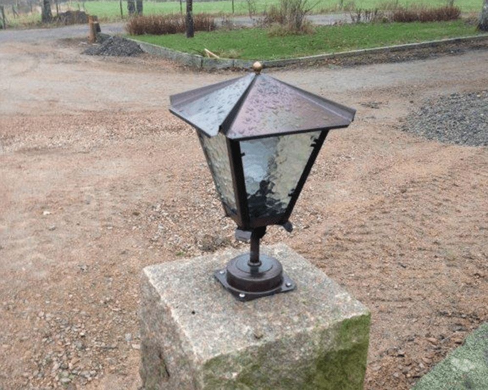 Gustav 36cm Cuivre oxydé De Westal - Choisissez entre une lanterne orientée vers le haut ou vers le bas dans une finition peinte et résistante à la rouille ou en cuivre magnifiquement oxydé.