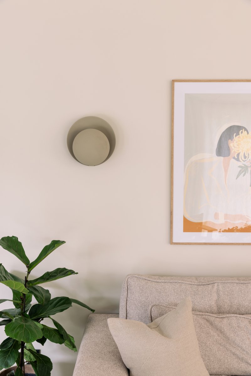 Orbit Ø30 Beige applique murale De Globen Lighting - Orbit est en m&eacute;tal et diffuse une douce lumi&egrave;re gr&acirc;ce &agrave; la source lumineuse dissimul&eacute;e entre les abat-jour.