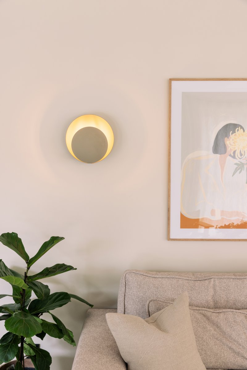 Orbit Ø30 Beige applique murale De Globen Lighting - Orbit est en m&eacute;tal et diffuse une douce lumi&egrave;re gr&acirc;ce &agrave; la source lumineuse dissimul&eacute;e entre les abat-jour.