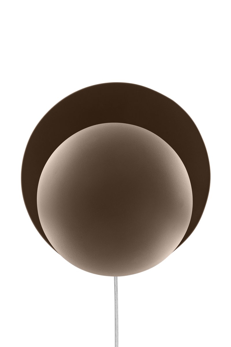 Orbit Ø30 Brun applique murale De Globen Lighting - L'applique murale Orbit, avec ses deux abat-jour m&eacute;talliques qui dissimulent &eacute;l&eacute;gamment la source lumineuse centrale, cr&eacute;e une lumi&egrave;re indirecte, douce et agr&eacute;able.