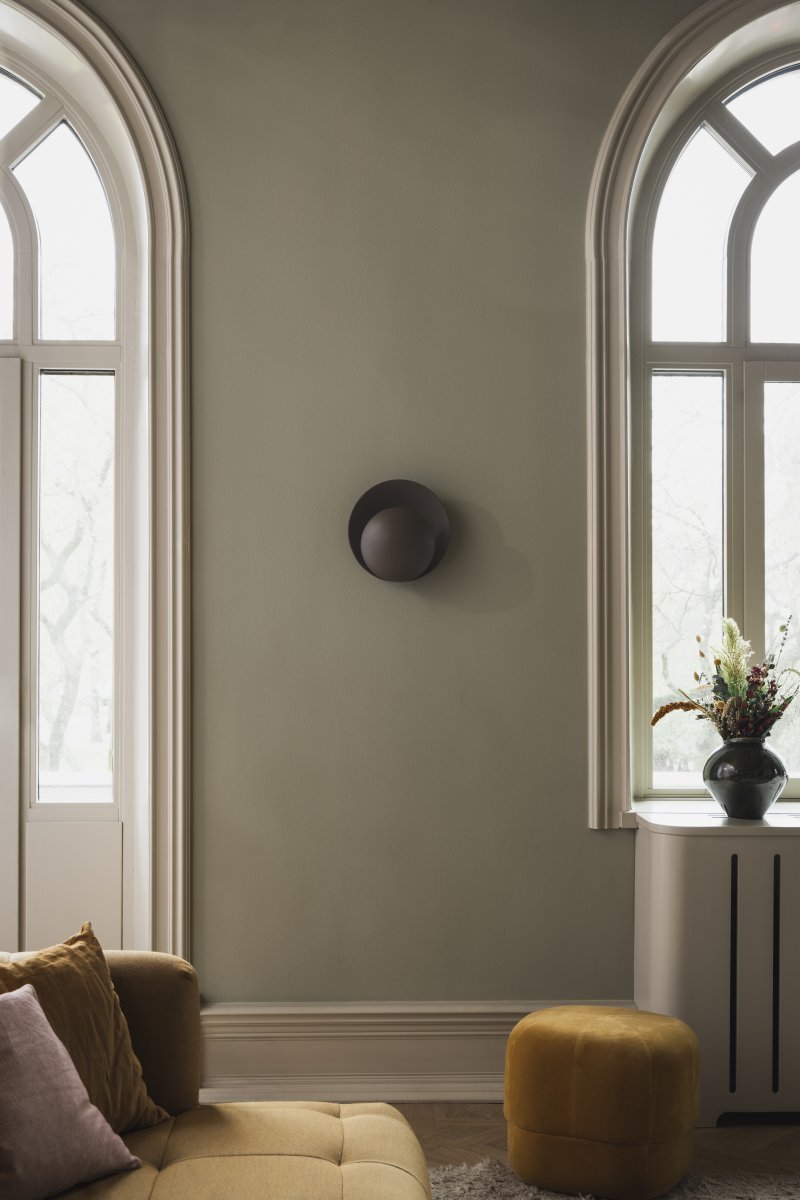Orbit Ø30 Brun applique murale De Globen Lighting - L'applique murale Orbit, avec ses deux abat-jour m&eacute;talliques qui dissimulent &eacute;l&eacute;gamment la source lumineuse centrale, cr&eacute;e une lumi&egrave;re indirecte, douce et agr&eacute;able.