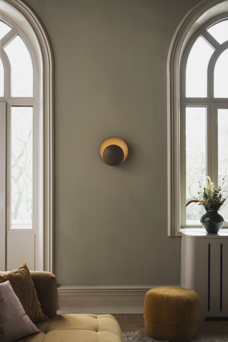 Orbit Ø30 Brun applique murale De Globen Lighting - L'applique murale Orbit, avec ses deux abat-jour m&eacute;talliques qui dissimulent &eacute;l&eacute;gamment la source lumineuse centrale, cr&eacute;e une lumi&egrave;re indirecte, douce et agr&eacute;able.