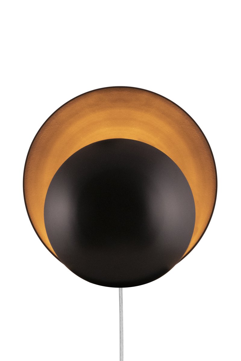 Orbit Ø30 Noir applique murale De Globen Lighting - Orbit est en métal et diffuse une douce lumière grâce à la source lumineuse dissimulée entre les abat-jour.