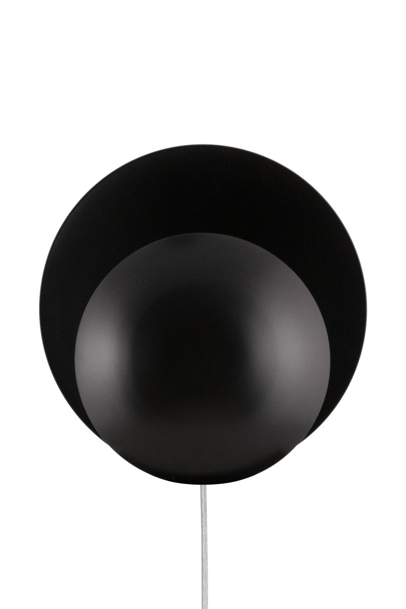 Orbit Ø30 Noir applique murale De Globen Lighting - Orbit est en métal et diffuse une douce lumière grâce à la source lumineuse dissimulée entre les abat-jour.