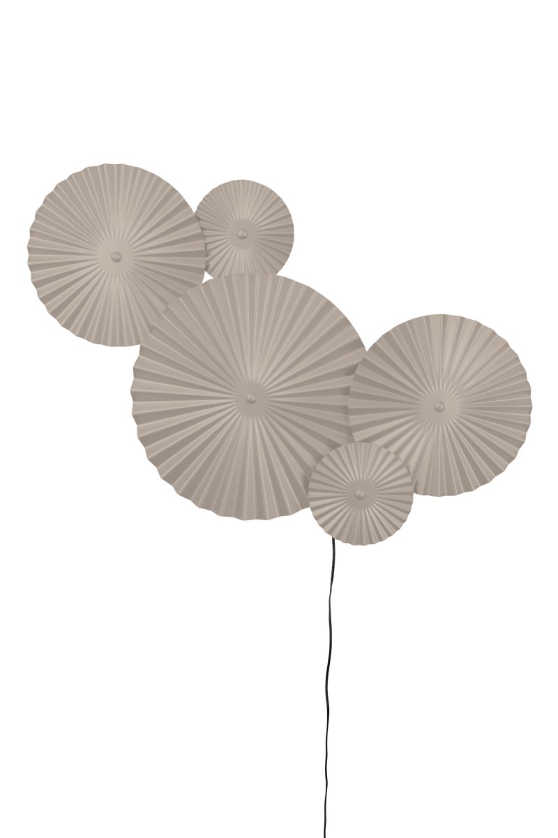 Omega 70cm Beige applique murale De Globen Lighting - Omega est une applique murale en deux parties, compos&eacute;e de trois panneaux interconnect&eacute;s avec &eacute;clairage &agrave; l'arri&egrave;re, et de deux panneaux suppl&eacute;mentaires interconnect&eacute;s, positionnables &agrave; volont&eacute;.