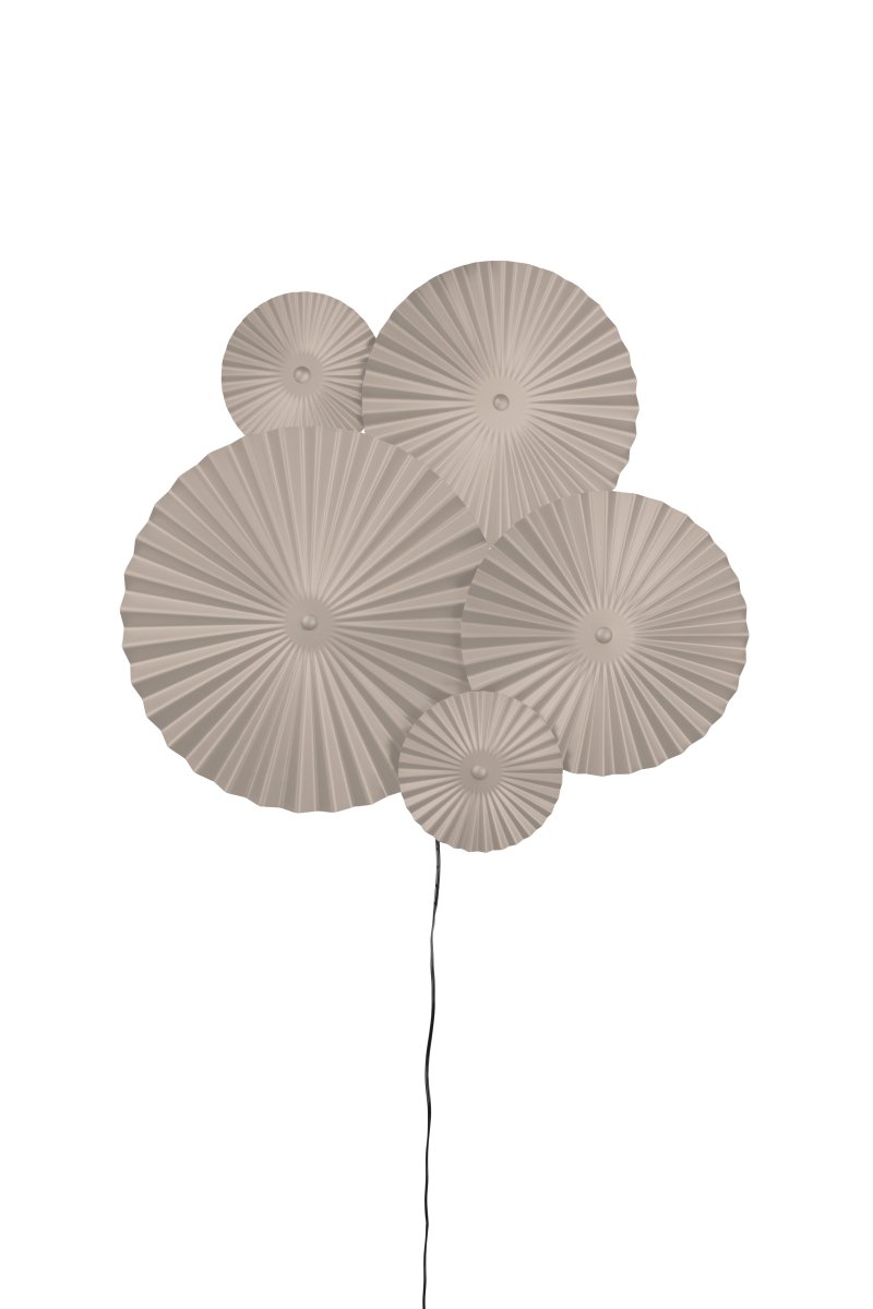 Omega 70cm Beige applique murale De Globen Lighting - Omega est une applique murale en deux parties, compos&eacute;e de trois panneaux interconnect&eacute;s avec &eacute;clairage &agrave; l'arri&egrave;re, et de deux panneaux suppl&eacute;mentaires interconnect&eacute;s, positionnables &agrave; volont&eacute;.