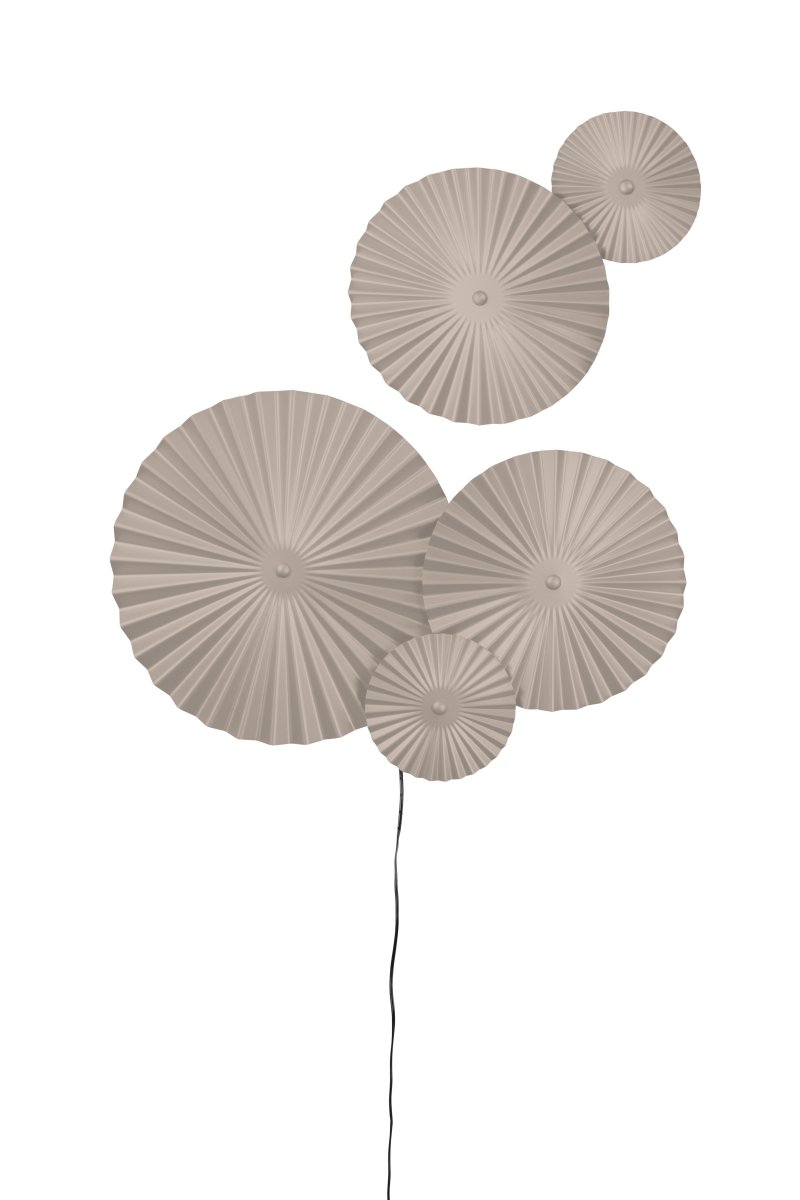 Omega 70cm Beige applique murale De Globen Lighting - Omega est une applique murale en deux parties, compos&eacute;e de trois panneaux interconnect&eacute;s avec &eacute;clairage &agrave; l'arri&egrave;re, et de deux panneaux suppl&eacute;mentaires interconnect&eacute;s, positionnables &agrave; volont&eacute;.