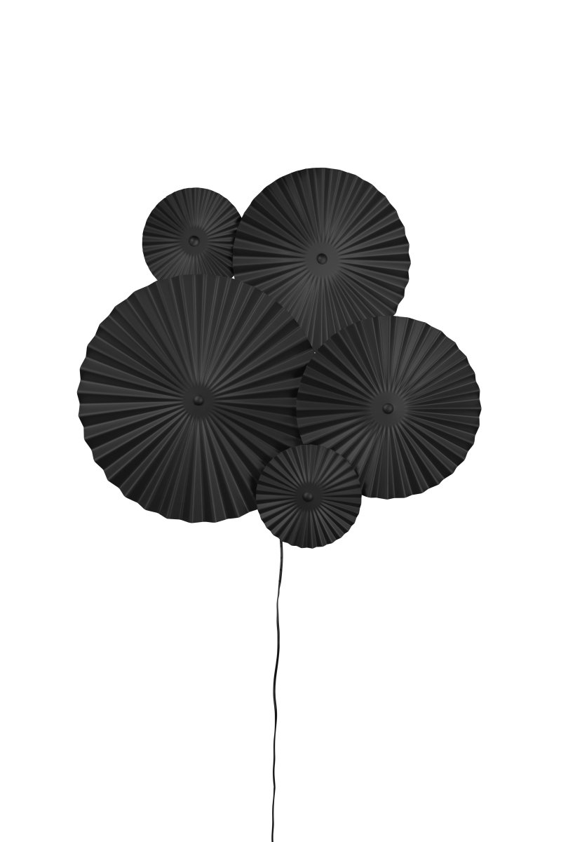 Omega 70cm Noir applique murale De Globen Lighting - Omega est une applique murale en deux parties, compos&eacute;e de trois panneaux interconnect&eacute;s avec &eacute;clairage &agrave; l'arri&egrave;re, et de deux panneaux suppl&eacute;mentaires interconnect&eacute;s, positionnables &agrave; volont&eacute;.